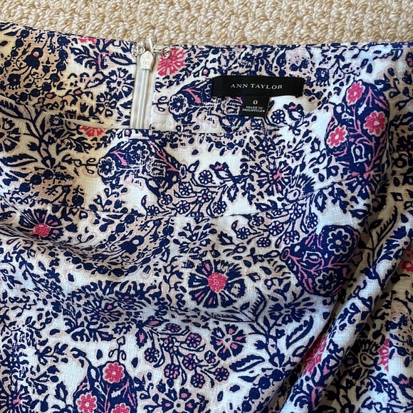 Ann Taylor pink floral pencil skirt, size 0 - Picture 3 of 3